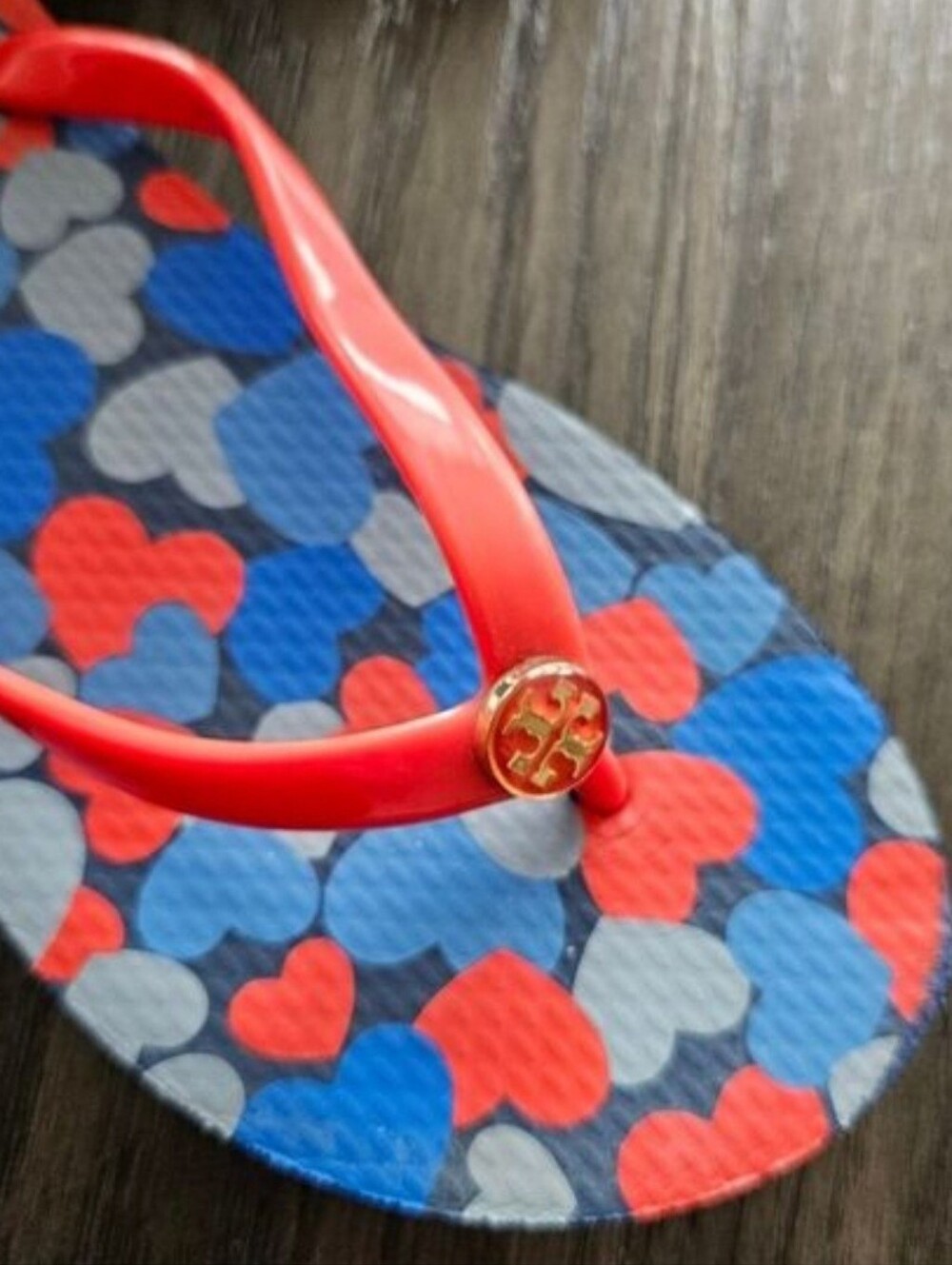 Tory Burch Hearts Gold Logo Flip Flops. - Picture 8 of 8